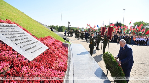 Выступление Лукашенко на церемонии возложения венка и цветов в мемориальном комплексе "Курган Славы"