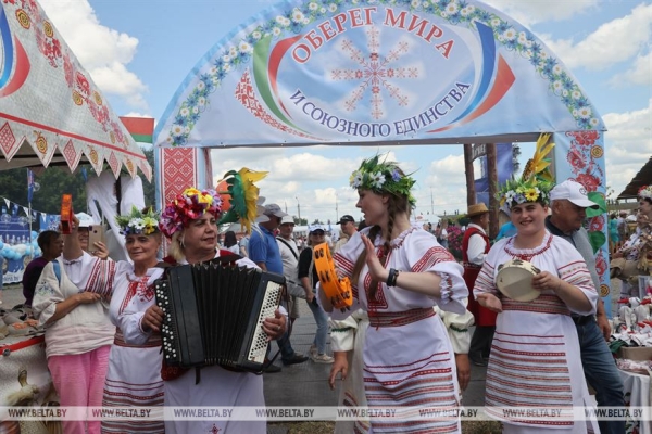 ФОТОФАКТ: Праздник "Купалье" ("Александрия собирает друзей") проходит в Шкловском районе ФОТОФАКТ: Праздник "Купалье" ("Александрия собирает друзей") проходит в Шкловском районе