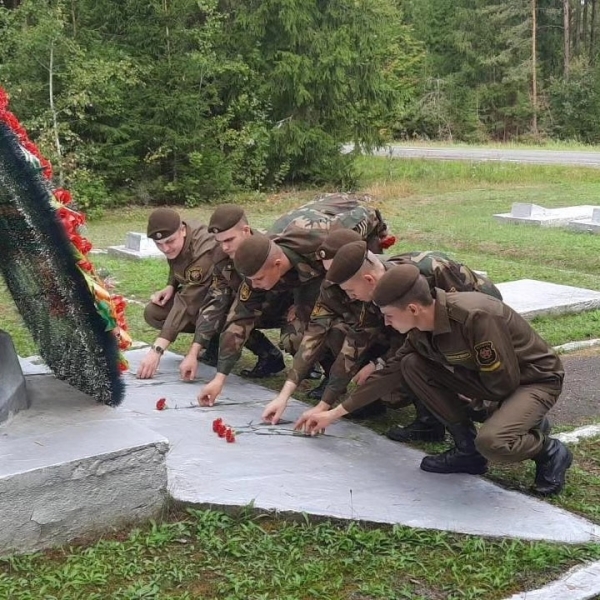 В День народного единства веннослужащие 4970 базы инженерных боеприпасов возложили цветы к памятнику партизанам бригады имени Фрунзе