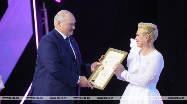 Лукашенко, вручив награду Спиридович, напомнил, как "Славянский базар" хотели "растащить по городам и весям" Лукашенко, вручив награду Спиридович, напомнил, как "Славянский базар" хотели "растащить по городам и весям"