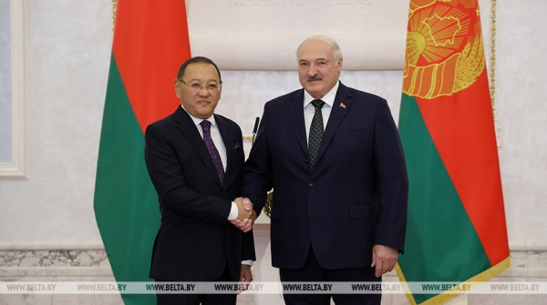 Лукашенко принял верительные грамоты послов 11 зарубежных стран Лукашенко принял верительные грамоты послов 11 зарубежных стран