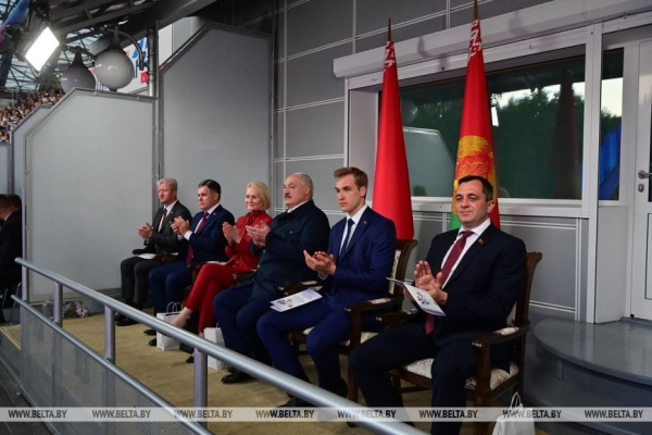 Лукашенко, вручив награду Спиридович, напомнил, как "Славянский базар" хотели "растащить по городам и весям" Лукашенко, вручив награду Спиридович, напомнил, как "Славянский базар" хотели "растащить по городам и весям"