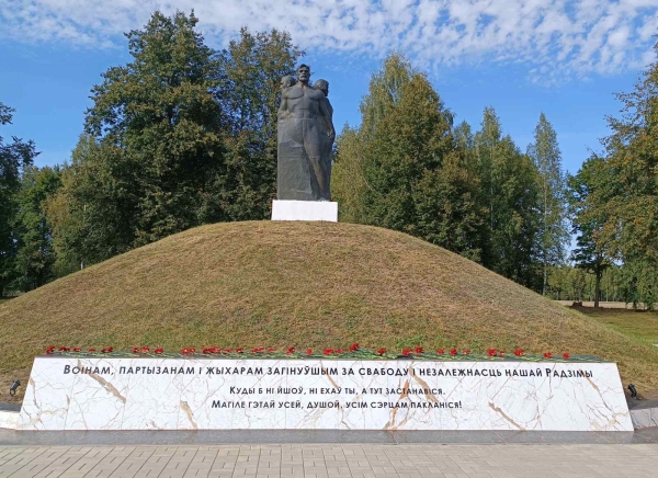 Районные «Дожинки» начались с церемонии возложения к памятнику «Воинам-землякам» Районные «Дожинки» начались с церемонии возложения к памятнику «Воинам-землякам»