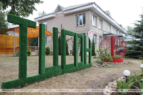 "Усаживайтесь поудобнее, я начинаю..." Слепая волонтер рассказывает сказки детям инвалидов по слуху "Усаживайтесь поудобнее, я начинаю..." Слепая волонтер рассказывает сказки детям инвалидов по слуху