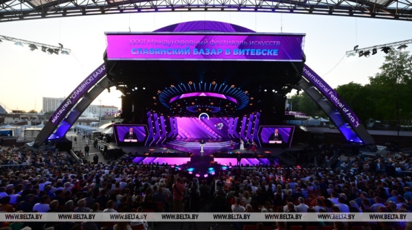 Лукашенко, вручив награду Спиридович, напомнил, как "Славянский базар" хотели "растащить по городам и весям" Лукашенко, вручив награду Спиридович, напомнил, как "Славянский базар" хотели "растащить по городам и весям"