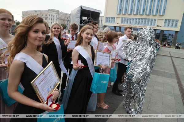 Выпускные вечера прошли по всей Беларуси Выпускные вечера прошли по всей Беларуси
