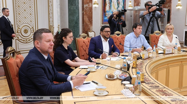 "Бомбическая пресс-конференция", "Правит железной рукой". Что западные СМИ написали о встрече с Лукашенко