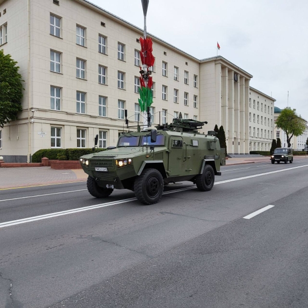 В Бресте на улице Ленина проходит репетиция парада на День Победы