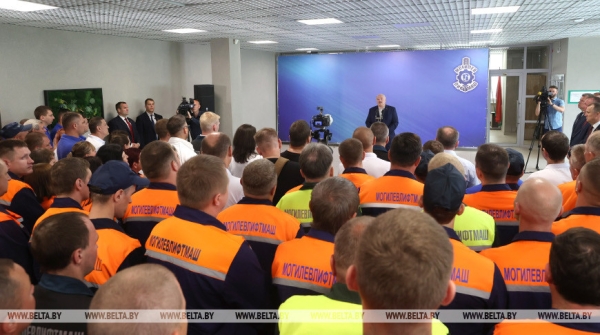 Лукашенко напомнил об инвестпроектах в регионах: каждый район должен зарабатывать себе деньги Лукашенко напомнил об инвестпроектах в регионах: каждый район должен зарабатывать себе деньги